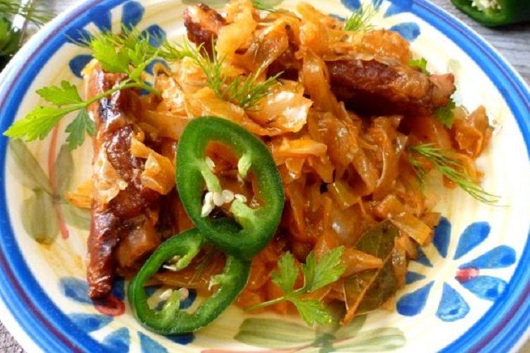 Тушеная капуста с копчеными ребрышками
