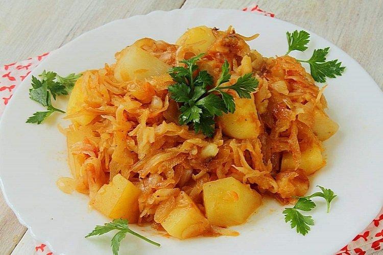 Тушеная капуста с картошкой