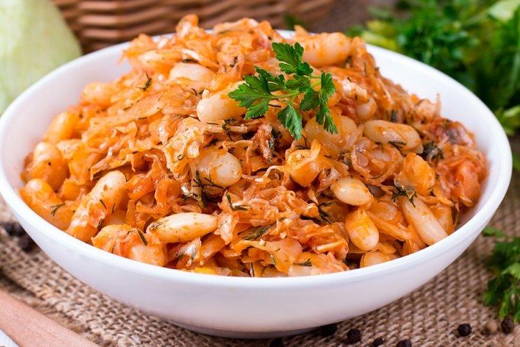 Тушеная капуста с фасолью