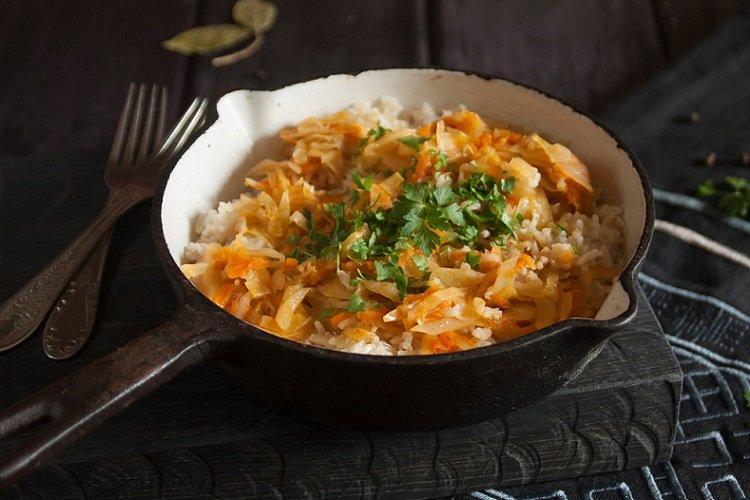 Капуста, тушенная с рисом
