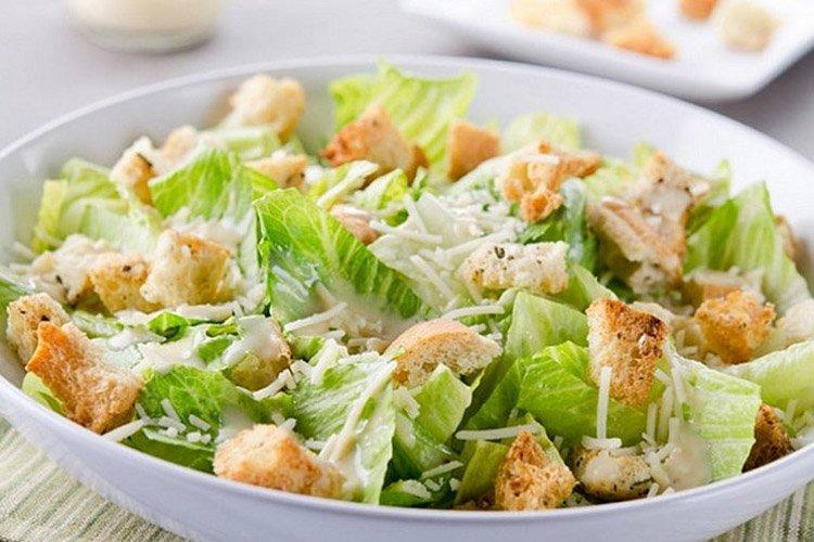 Салат с сухариками, сыром и оливками