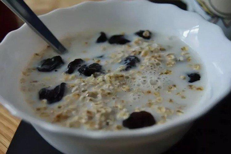 Молочный суп с овсянкой и черносливом