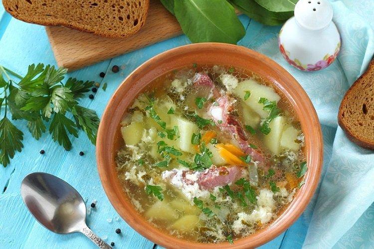 Зеленый борщ с щавелем и копчеными ребрышками