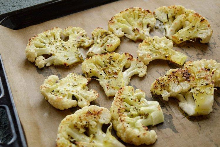 Цветная капуста со специями в духовке