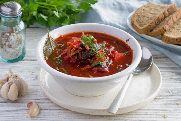 Борщ с курицей и сушеными грибами