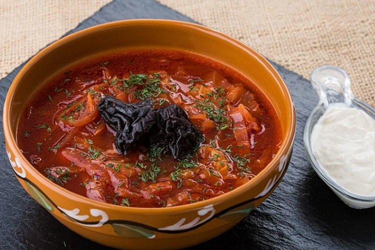 Борщ с курицей и копченой грушей