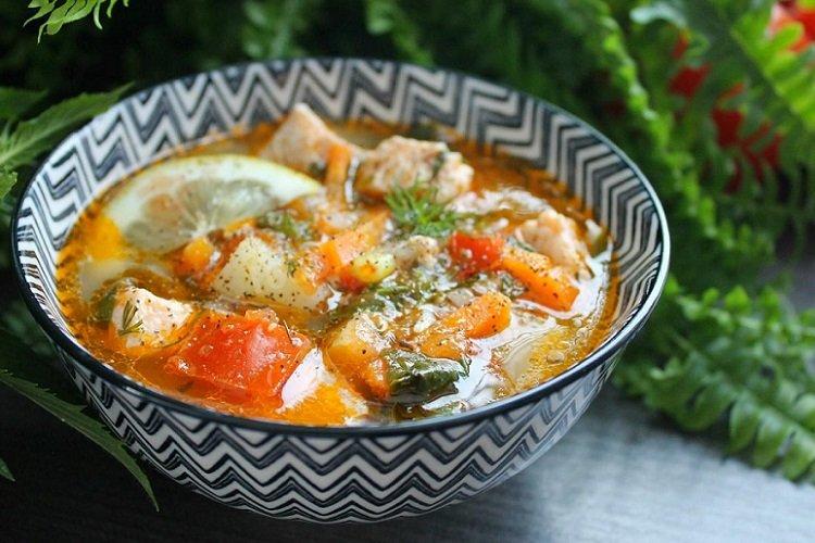 Суп с лососем и шпинатом