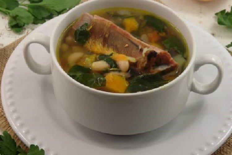 Суп с копчеными ребрышками и шпинатом