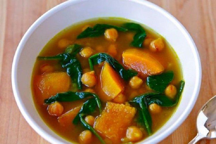 Тыквенный суп с нутом и шпинатом