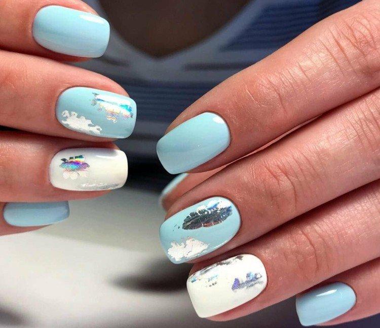 Голубой летний маникюр 2021