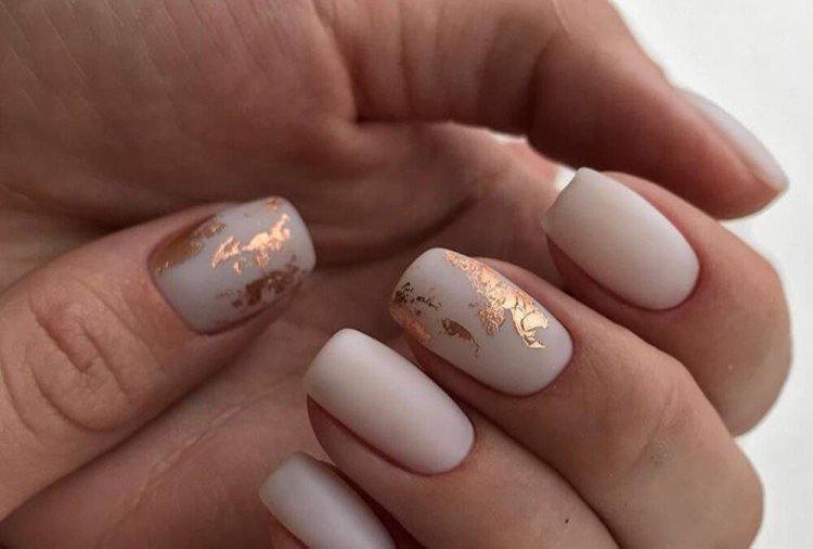 Нюдовый летний маникюр 2021