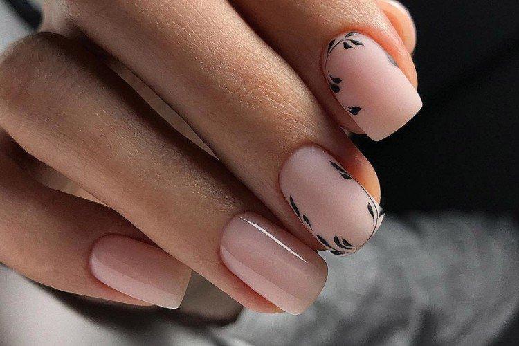 Летний минималистичный маникюр