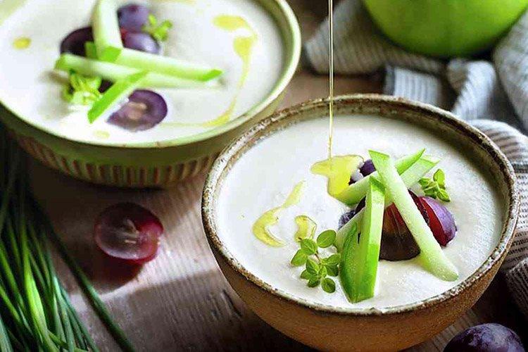 Холодный миндально-чесночный крем-суп