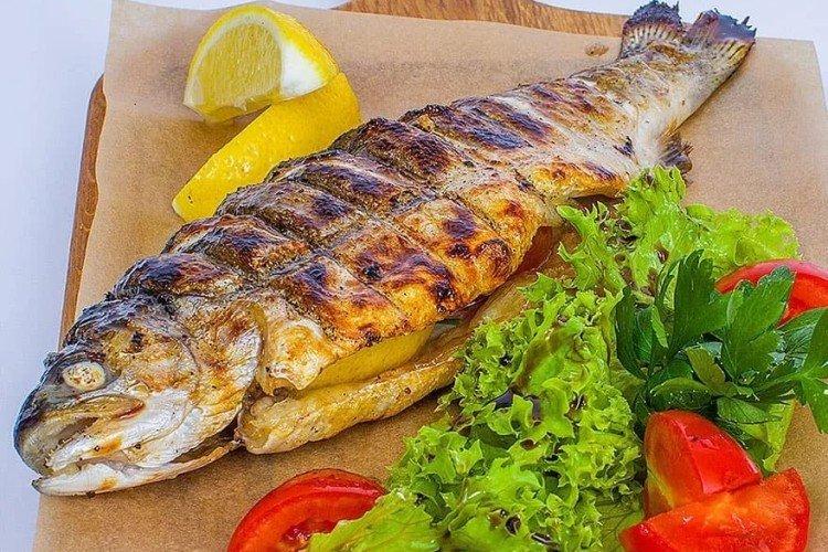 Форель в белом вине на мангале