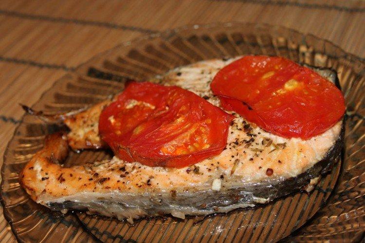 Форель с помидорами на мангале