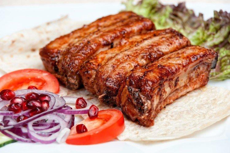 Свиные ребрышки в чесночно-лимонном маринаде