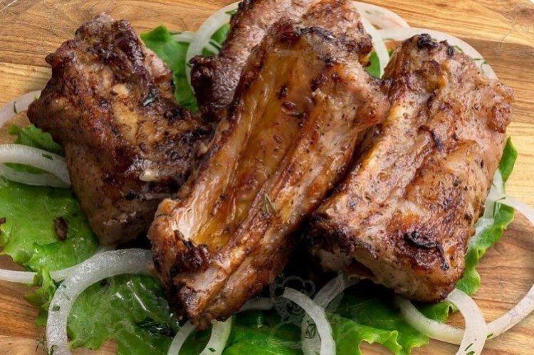 Свиные ребрышки с луком на мангале