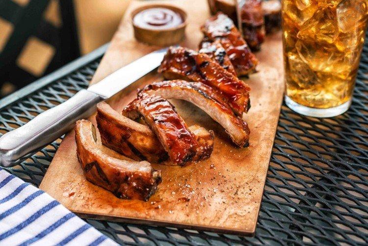 Свиные ребрышки в пиве на мангале