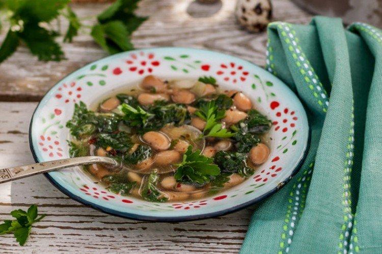 Суп из крапивы с фасолью