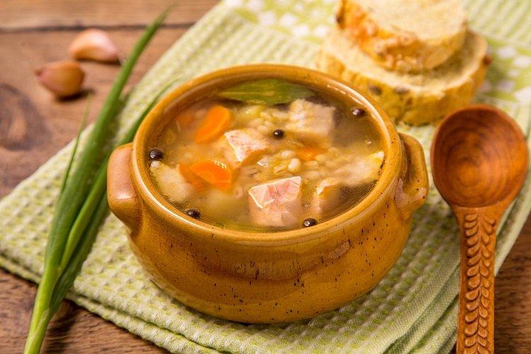 Уха из форели с перловкой