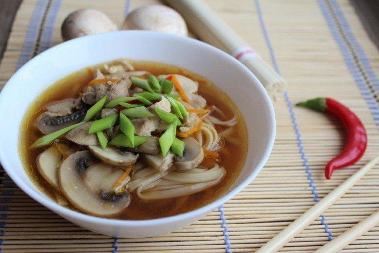 Куриный суп с лапшой и мисо-пастой