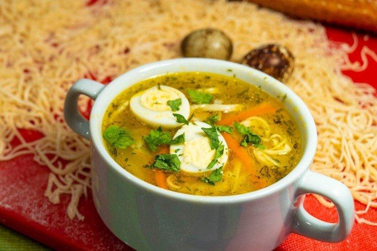 Куриный суп с яйцом и лапшой