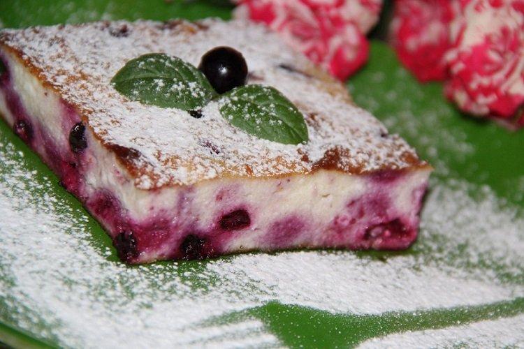 Творожная запеканка с манкой и смородиной