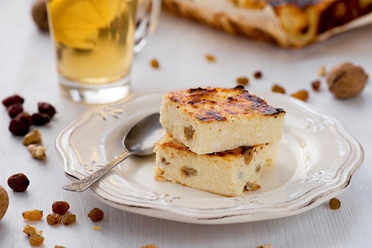 Творожная запеканка с манкой и изюмом