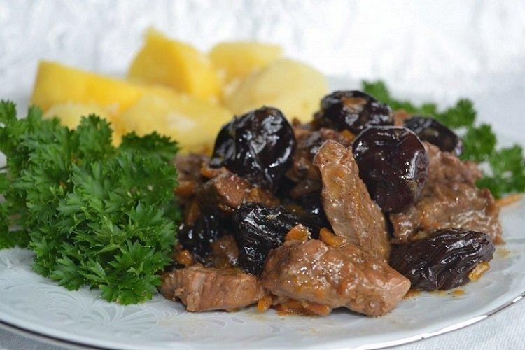 Бефстроганов из говядины с черносливом