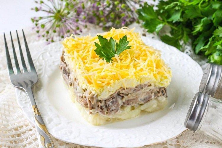 Салат с говядиной, сыром и ананасами