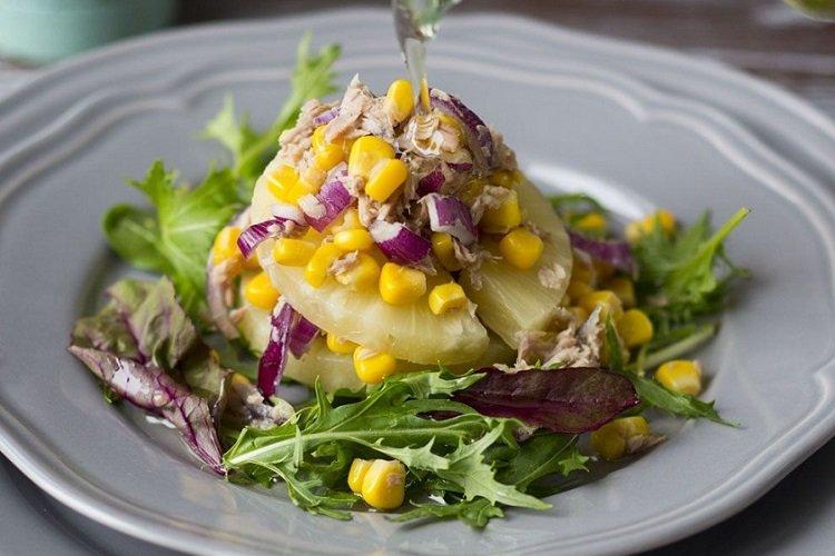 Салат с ананасами и тунцом