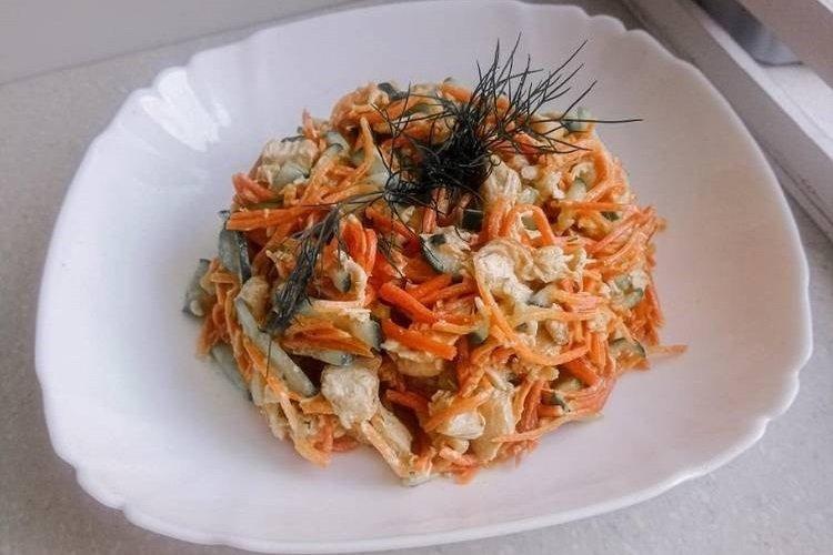 Салат с шампиньонами, ананасом и корейской морковкой