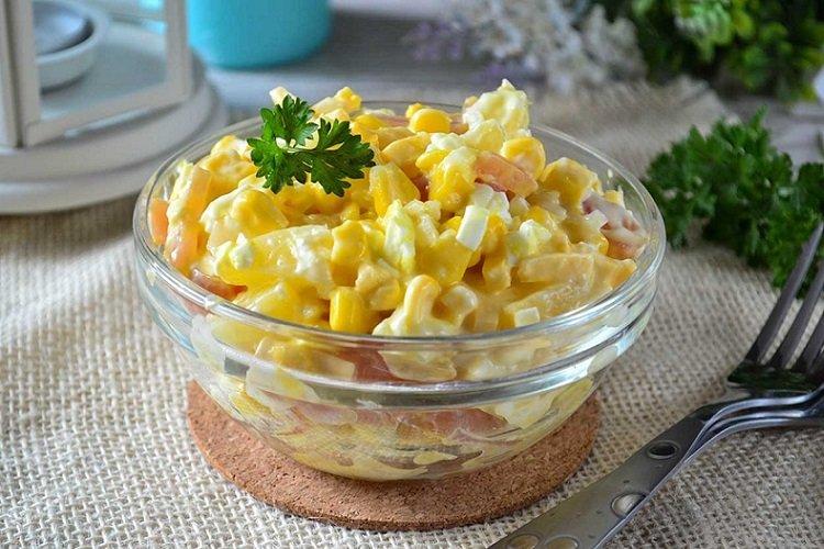 Салат с курицей и ананасом