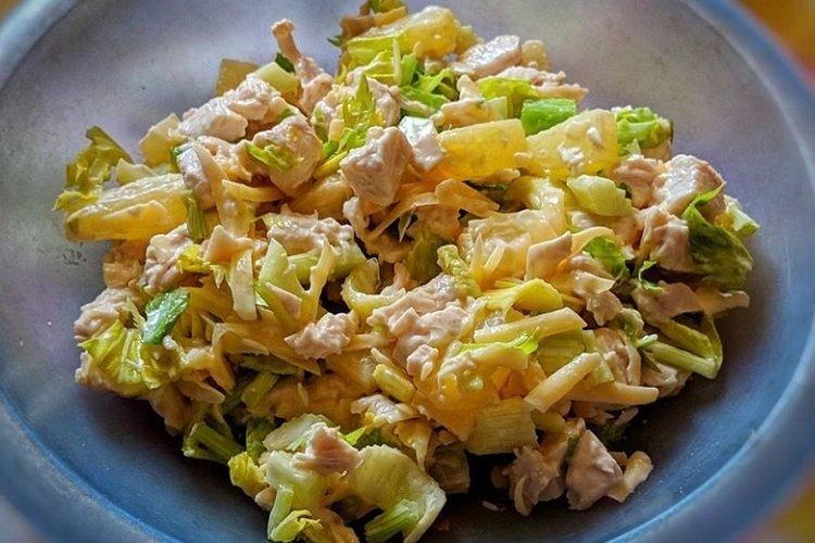 Салат с сельдереем, сыром и ананасом