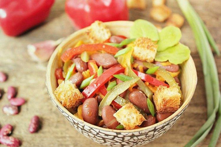 Салат с фасолью, сухариками и сладким перцем