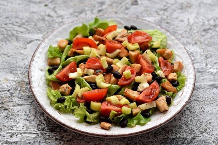 Салат из черри, сельдерея, фасоли и сухариков