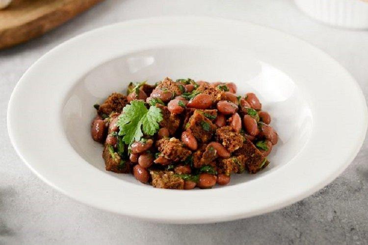 Салат из красной фасоли, чеснока и ржаных сухариков