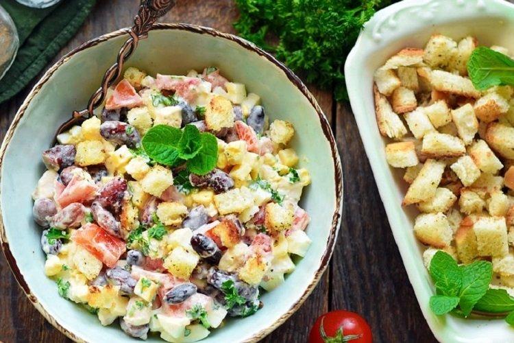Салат с курицей, яйцами, фасолью и сухариками