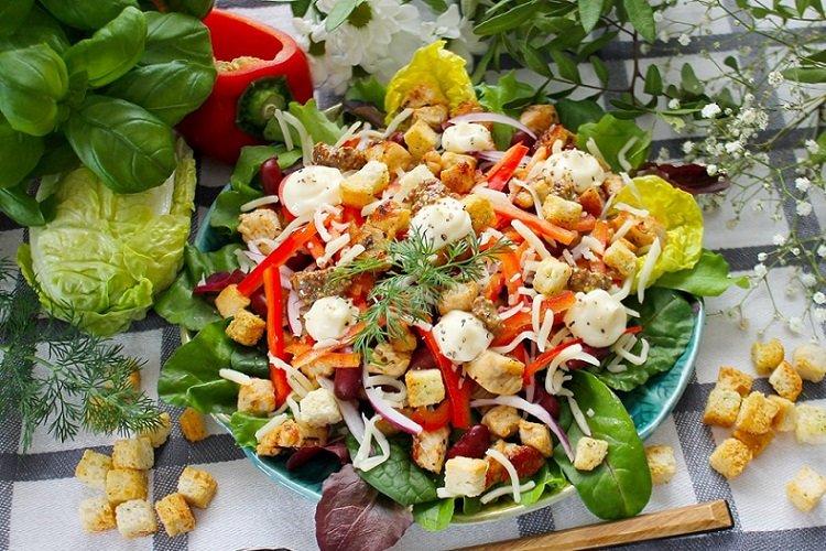 Салат с курицей, сыром, фасолью и сухариками