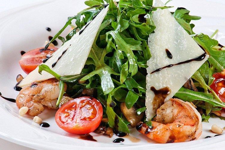 Салат с рукколой, креветками и пармезаном