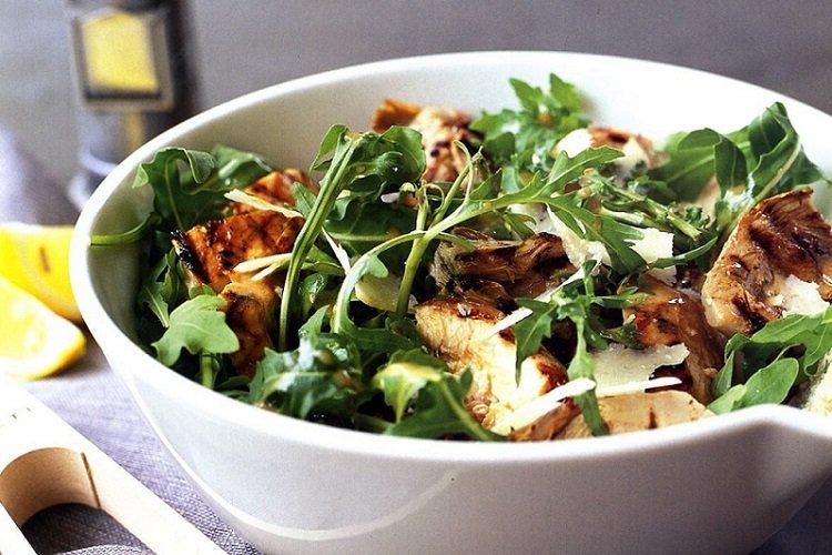 Теплый салат из рукколы, курицы и авокадо