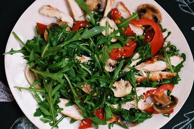 Салат из жареных грибов, курицы и рукколы