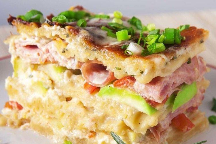 Запеканка с макаронами, ветчиной и кабачками