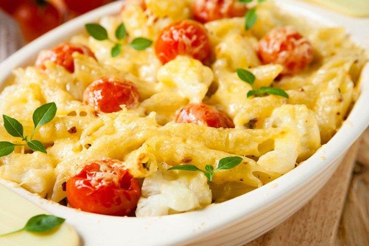 Запеканка из макарон, помидоров черри и цветной капусты