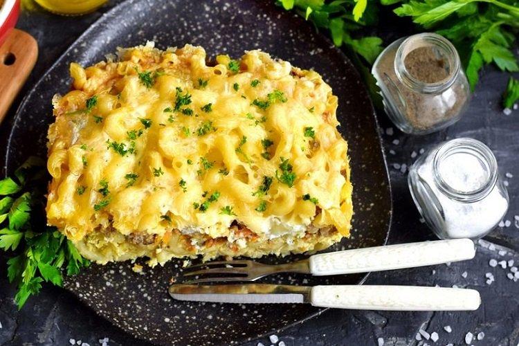 Запеканка с яйцами, макаронами и зеленью