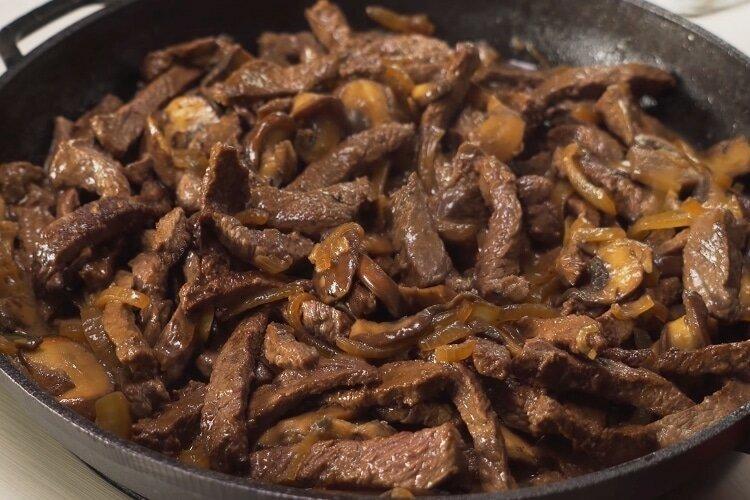 Бефстроганов из свинины с баклажанами и грибами