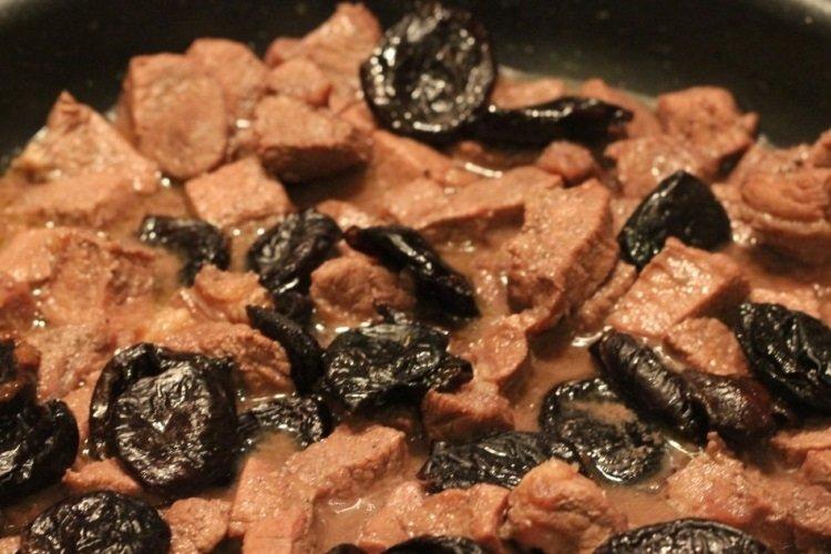 Бефстроганов из свинины с черносливом