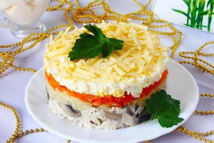 Слоеный салат с курицей и жареными шампиньонами