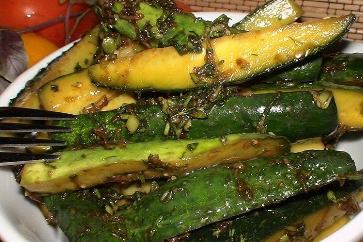 Малосольные огурцы в зеленом соусе