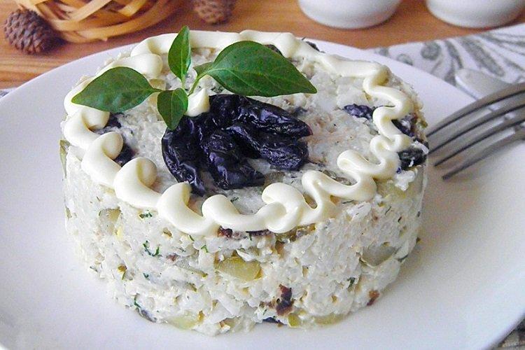 Салат с курицей, черносливом и рисом